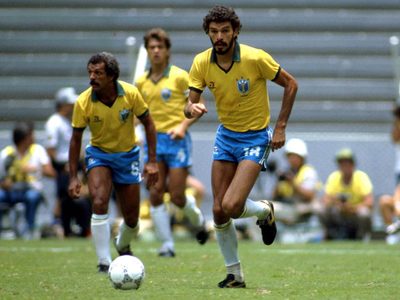Sócrates, el futbolista brasileño que orquestó el futbol democrático