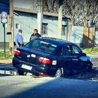 Accidente en Neuquén capital: otro cráter se "tragó" a un auto