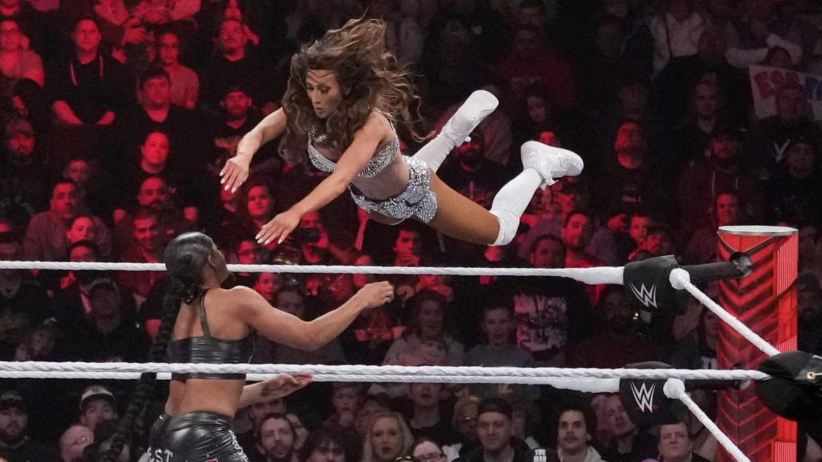 La luchadora Carmella salta sobre Bianca Belair durante el evento RAW de la WWE