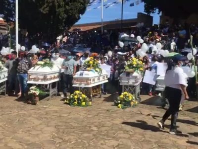 Con protesta y quema de camiones despiden a los 11 asesinados en Tangamandapio