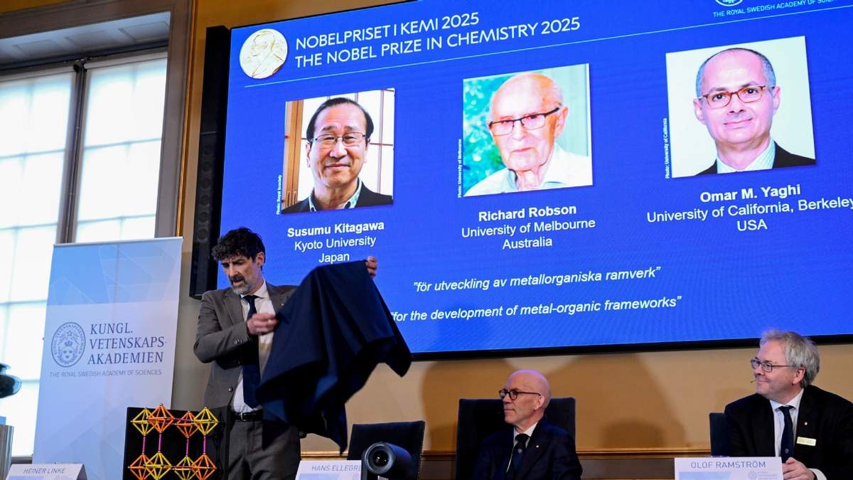 Susumu Kitagawa, Richard Robson y Omar Yaghi -cuyas fotografías aparecen en la pantalla- como ganadores del Nobel de Química