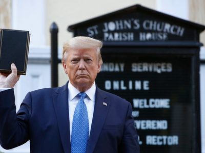"Hagamos que Estados Unidos vuelva a rezar": Trump ahora vende Biblias por esta razón