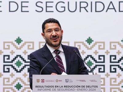 Batres no descarta una consulta sobre las corridas de toros