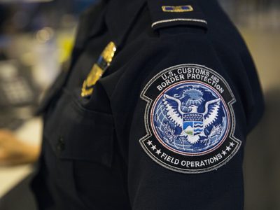 Abandonan en río fronterizo entre México y EU a una niña de dos años y un bebé de tres meses