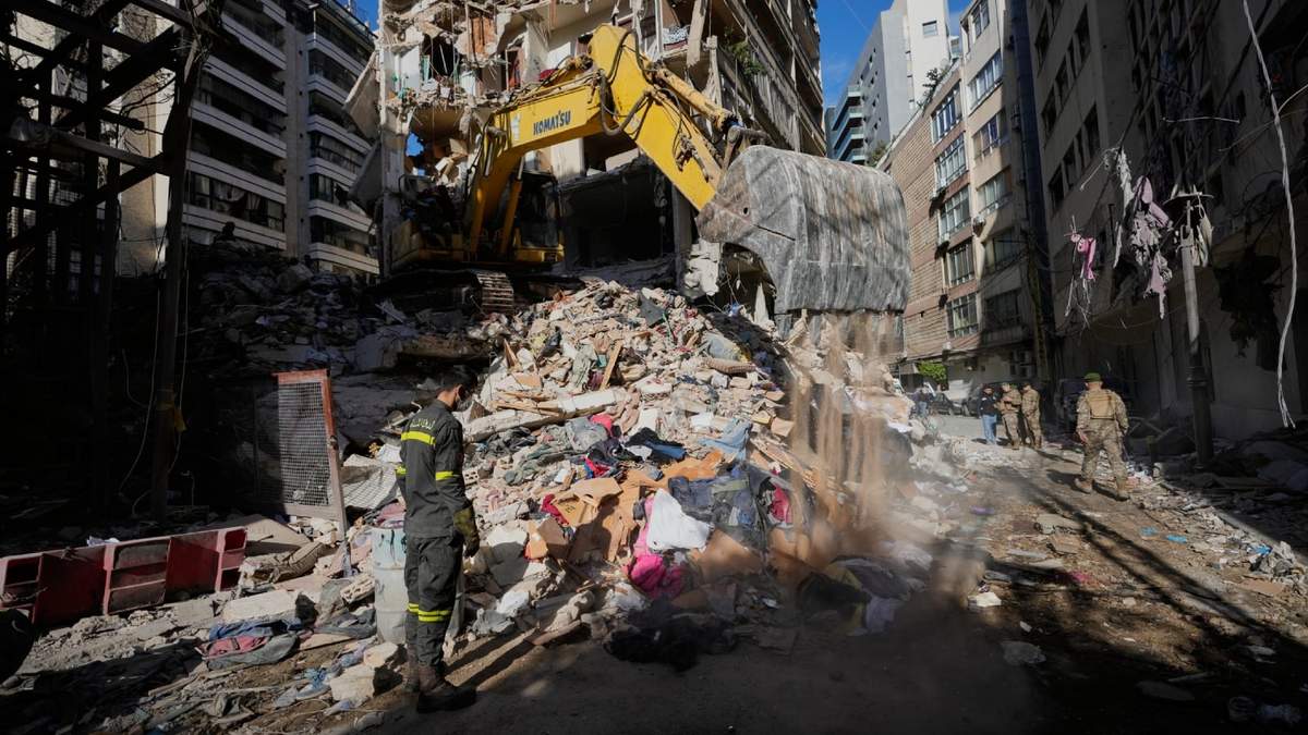Un miembro de la defensa civil libanesa observa cómo una excavadora trabaja entre los escombros de un edificio destruido por un ataque aéreo israelí el día anterior en Beirut, Líbano, el jueves 9 de abril de 2026