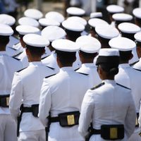 La Marina se deshace de cadetes a punto de graduarse