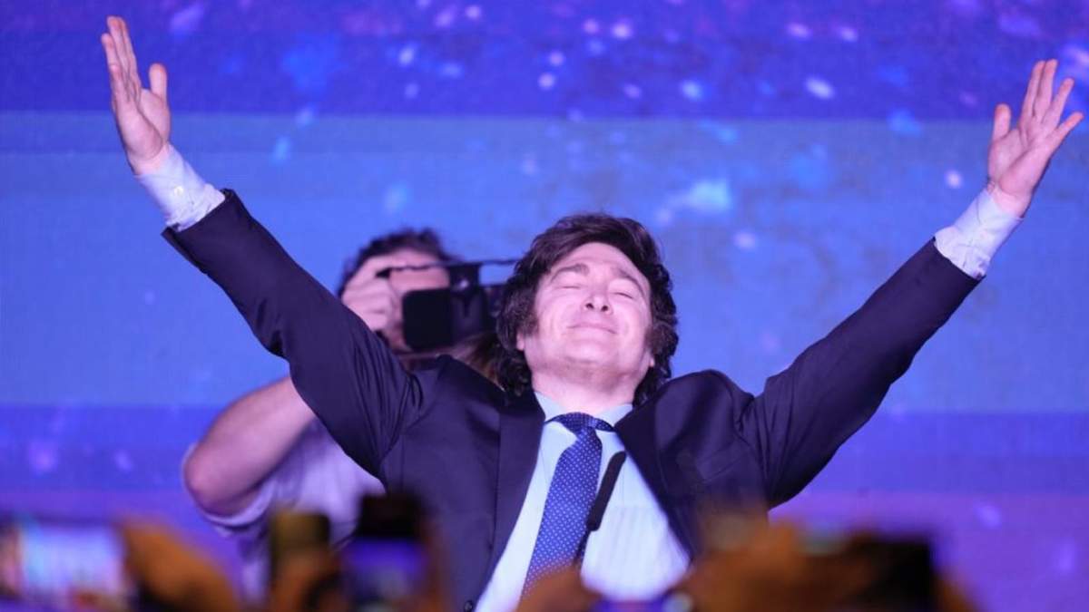Javier Milei, el candidato presidencial de la coalición La Libertad Avanza, festeja luego de obtener el mayor número de votos en las elecciones primarias, en Buenos Aires, Argentina