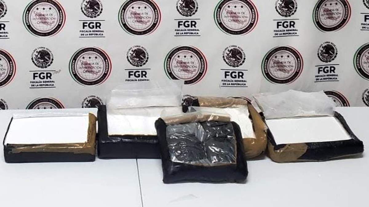Paquetes con aproximadamente uno y cuatro kilos de probable heroína y fentanilo, respectivamente, decomisados