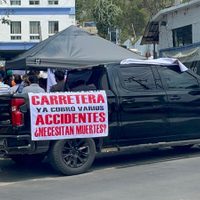 Pobladores presionan con plantón para exigir conclusión de obra carretera en Tlaquiltenango