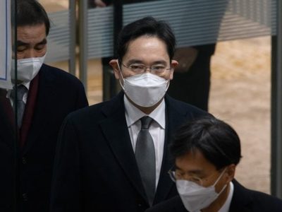 El heredero de Samsung, condenado a dos años y medio de cárcel por un caso de sobornos