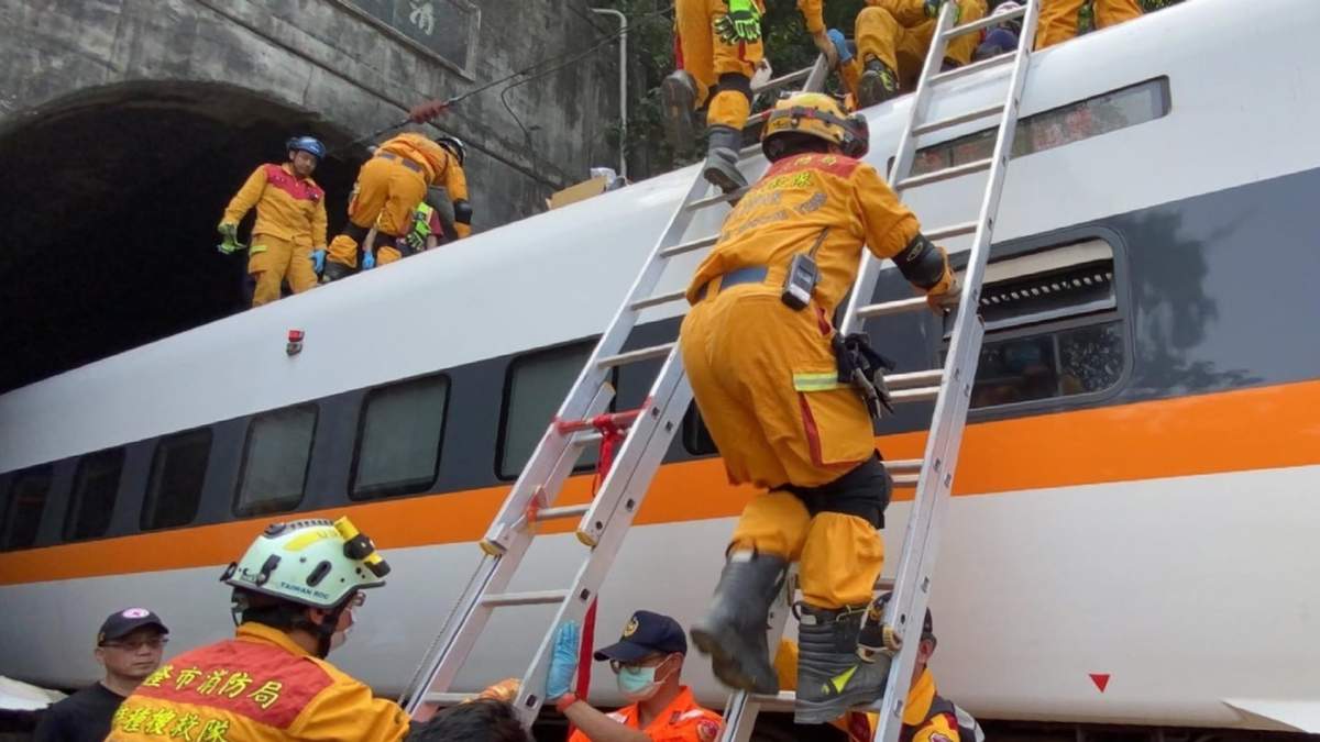 Bomberos intentan rescatar sobrevivientes en Taiwán. Fuente: (Twitter)