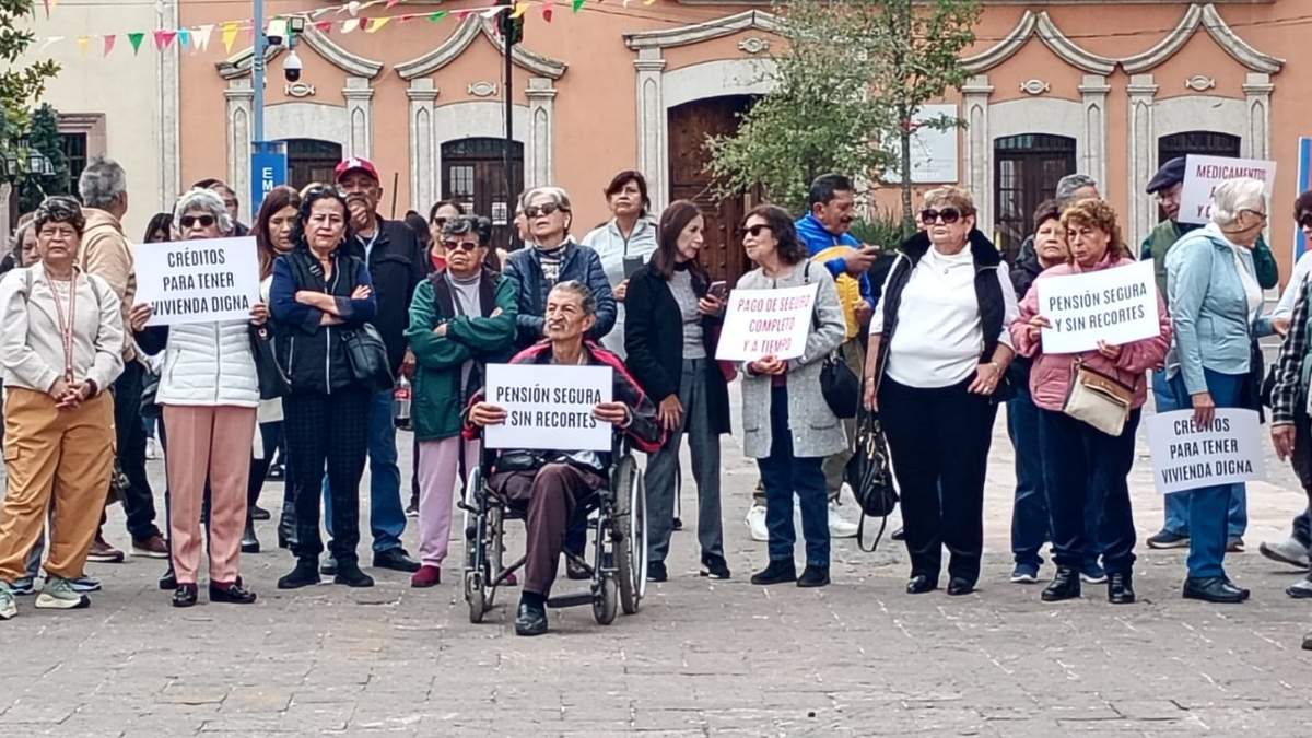 Maestros jubilados protestan en Coahuila por errores en cálculo de percepcione