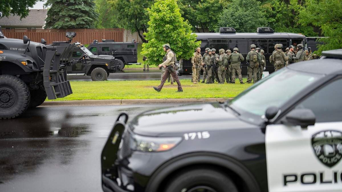 Agenes de la policía local, alguaciles y el FBI cerca de donde se produjo un tiroteo en Brooklyn Park, Minnesota