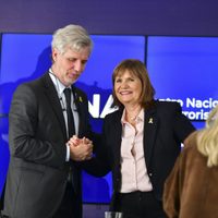 Las internas en el Gobierno eyectaron al titular de la SIDE