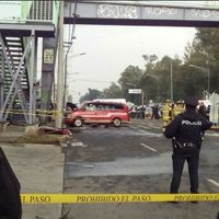 Choca camioneta de transporte escolar en Iztapalapa; muere un niño