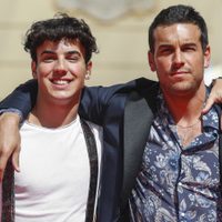 Óscar y Mario Casas mostraron a sus padres por primera vez: lucen sorprendente y son tendencia
