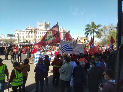 Tercer paro general a Lacalle Pou: los sindicatos de Uruguay marchan por trabajo y mejores salarios
