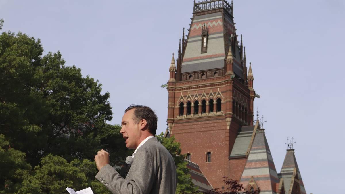 Ryan Enos, profesor de política en la Universidad de Harvard, habla en una protesta contra las medidas de Trump el 27 de mayo