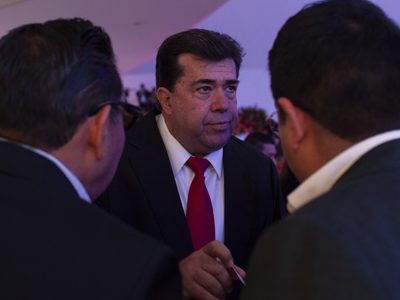 Pedro Haces presenta iniciativa que busca garantizar salario a trabajadores que dependen de propinas