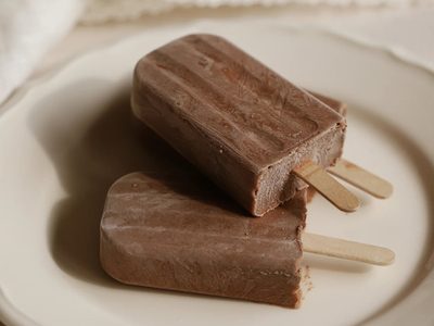 Paletas de chocolate saludables con 2 ingredientes: el postre helado para comer rico y sin culpas