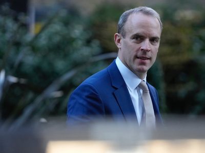 Renuncia vicepremier británico acusado de conducta abusiva