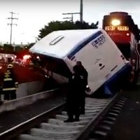 Tren embiste a midibús que quiso ganarle el paso en Guadalajara; hay 19 lesionados