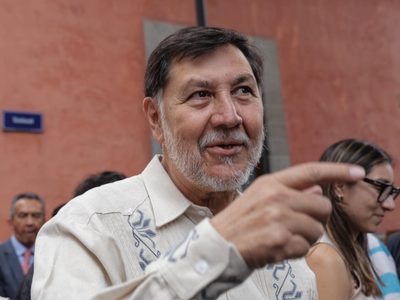 Salinas Pliego niega haber pagado vuelo privado de Noroña y lo llama “rata”