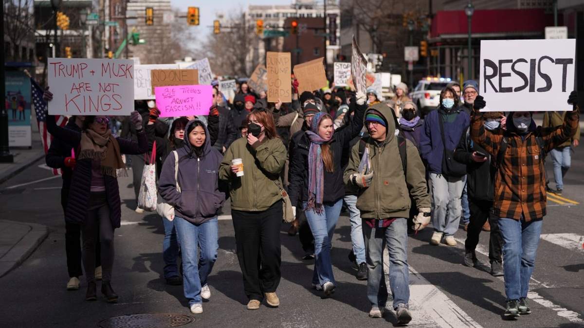 Manifestantes contra el Proyecto 2025, en Filadelfia