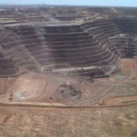 Denuncian que tío de Pavlovich continúa extracción en mina de oro pese a prohibición judicial