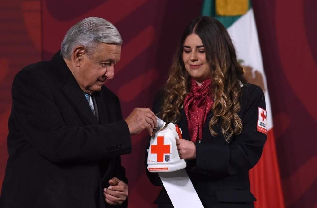 El presidente hace un donativo en el inicio de la Colecta Nacional de la Cruz Roja