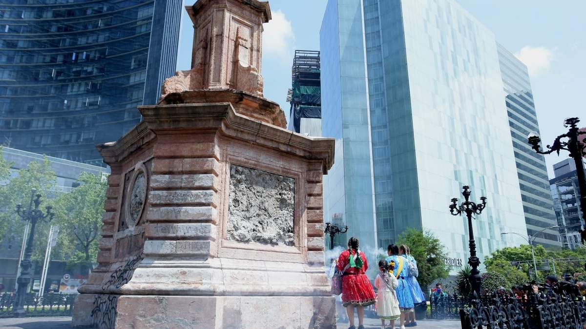 Mujeres mazahuas observan el pedestal donde se encontraba la estatua de Cristóbal Colón