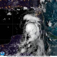 "Idalia" se convierte en huracán y obliga a evacuaciones