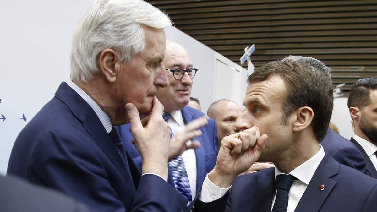 En esta imagen de archivo, el presidente de Francia, Emmanuel Macron (derecha), susurra algo al jefe de los negociadores de la UE para el Brexit, Michel Barnier, durante una visita a la Feria Agrícola Internacional