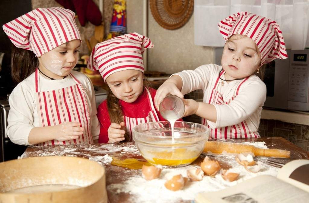 Los chicos cocinan, se entretienen y aprenden. Fuente: (Twiter)