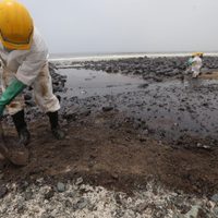 Impiden la salida de Perú a cuatro directivos de Repsol por el vertido de petróleo