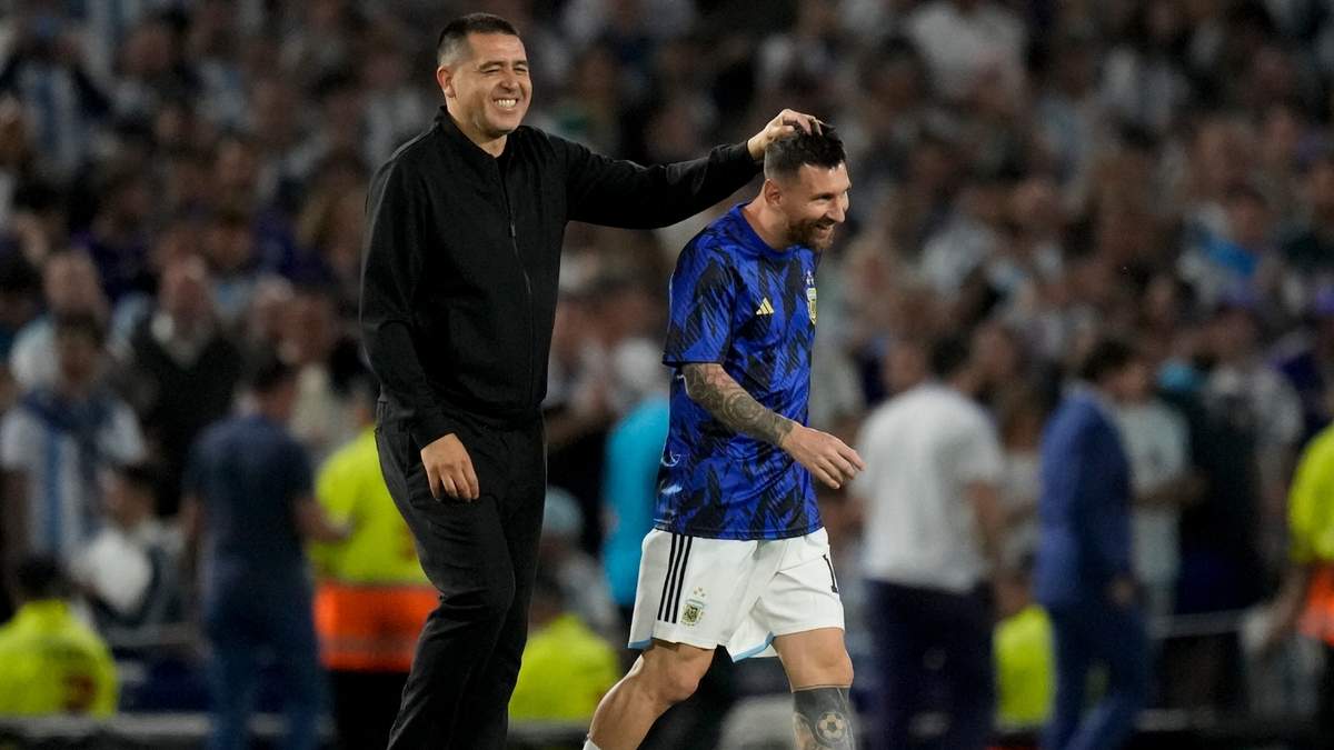 Juan Román Riquelme, vicepresidente de Boca Juniors, saluda al delantero argentino Lionel Messi previo al partido contra Uruguay por las eliminatorias del Mundial, el jueves 16 de noviembre