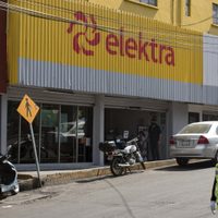 Mujer gana juicio contra Elektra, se niegan a pagarle y embarga la tienda por 330 mil pesos