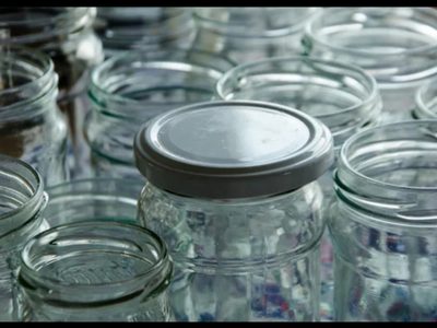 El frasco que ibas a tirar puede ser un tesoro: idea fácil de reciclaje para decorar tu living con estilo