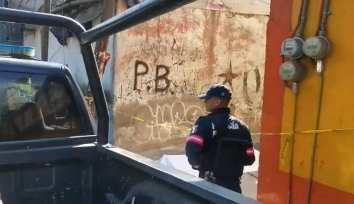 Lugar donde quedó muerto un presunto asaltante de transporte público en la colonia Mártires de Río Blanco, Naucalpan de Juárez, Edomex