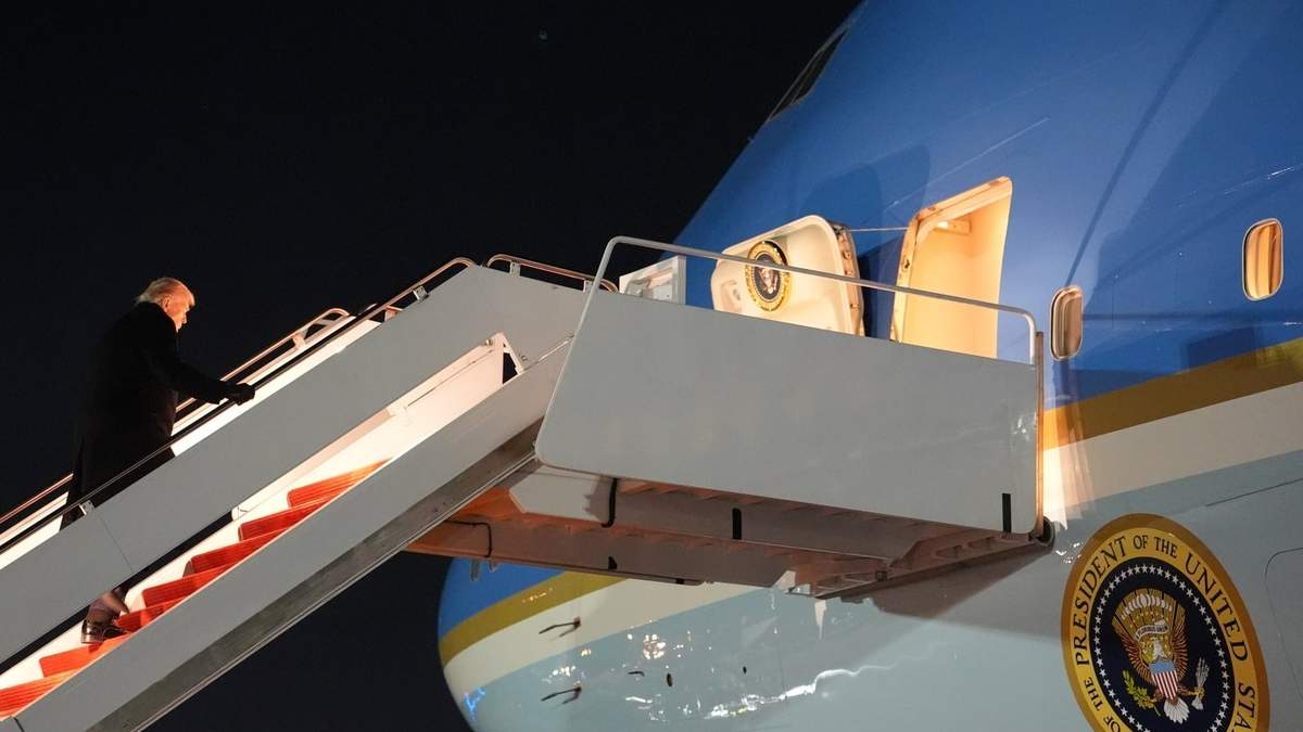 El presidente Donald Trump aborda el Air Force One para viajar hacia el Foro Económico Mundial en Davos, Suiza, en la Base Andrews, en Maryland
