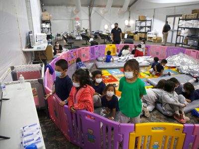 ICE admite que unos 400 niños inmigrantes fueron detenidos por más tiempo del límite recomendado
