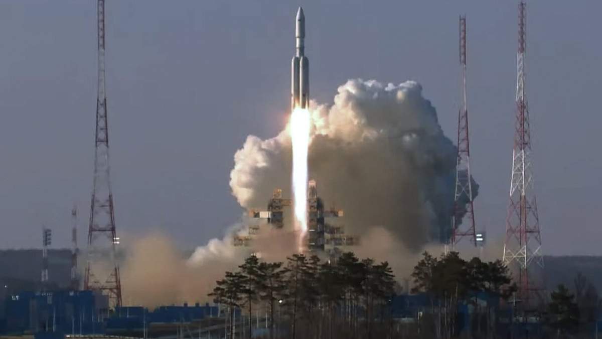En esta imagen tomada de un video publicado por la corporación espacial Roscosmos el jueves 11 de abril de 2024, un cohete Angara A-5 despega del centro espacial Vostochny a las afueras de la ciudad de Tsiolkovsky, en la remota región oriental rusa de Amur. Rusia logró el jueves un despegue exitoso de prueba de un nuevo cohete de transporte pesado en su complejo espacial oriental, después de dos intentos que fueron abortados esta semana