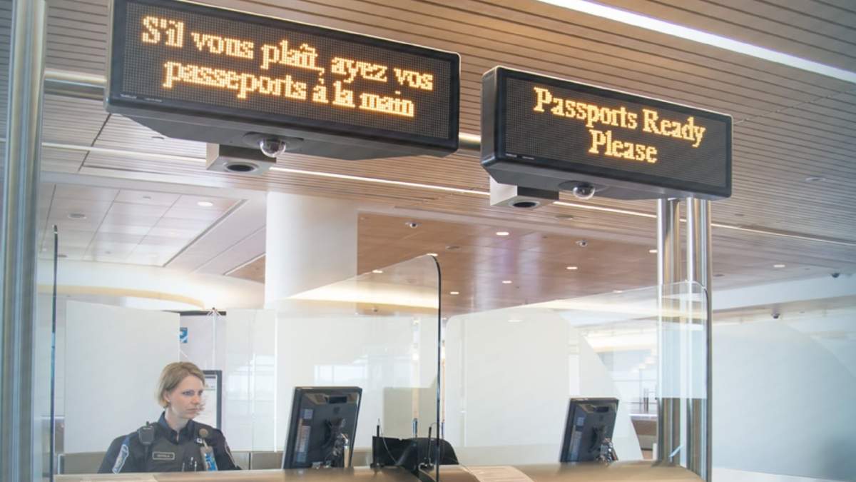 El área de migración en un aeropuerto de Canadá