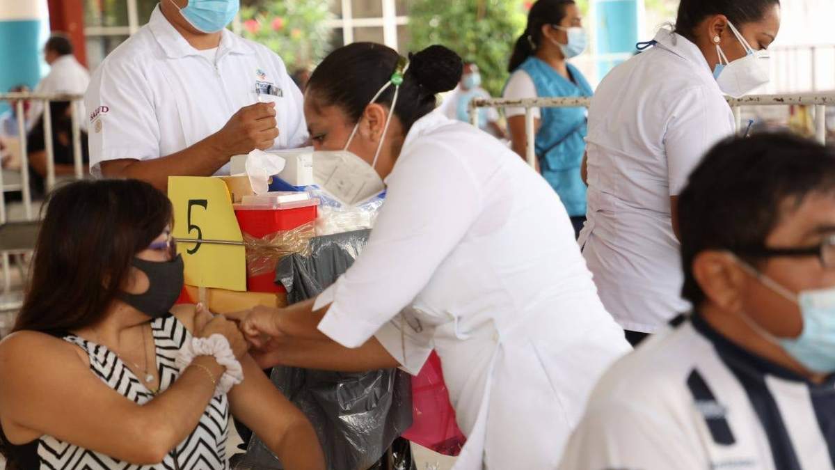 Vacunación a maestros en Mérida