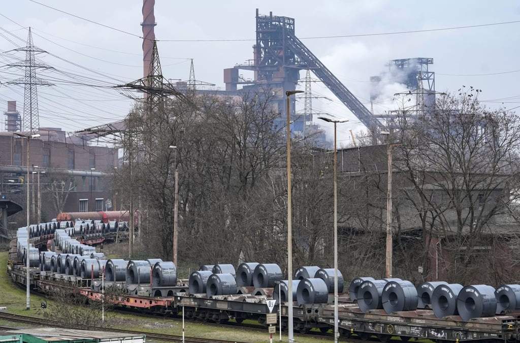 Vagones con bobinas de acero, antes de su traslado en la fábrica de Thyssenkrupp en Duisburg, Alemania