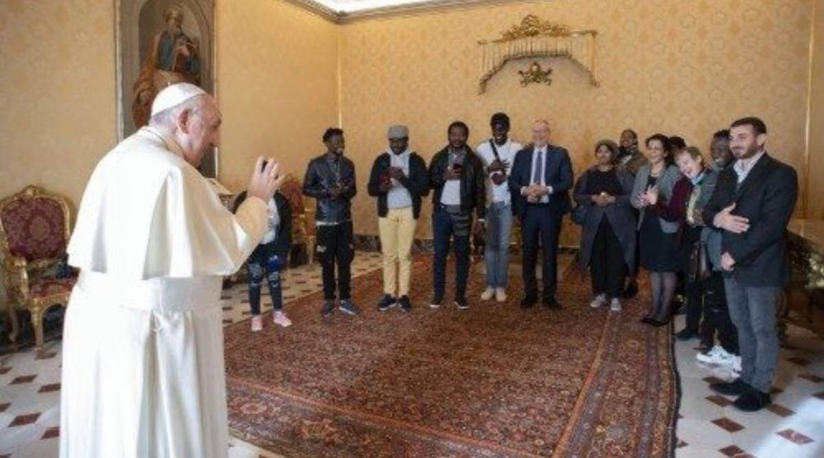Refugiados fueron recibidos por Francisco en el Palacio Apostólico en el día de su cumpleaños