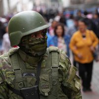 Grupos armados serán "objetivo militar", advierte comandante de las Fuerzas Armadas de Ecuador