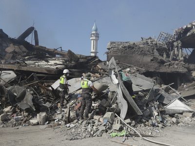 Ataques israelíes matan a una familia en Gaza y destruyen un mercado centenario