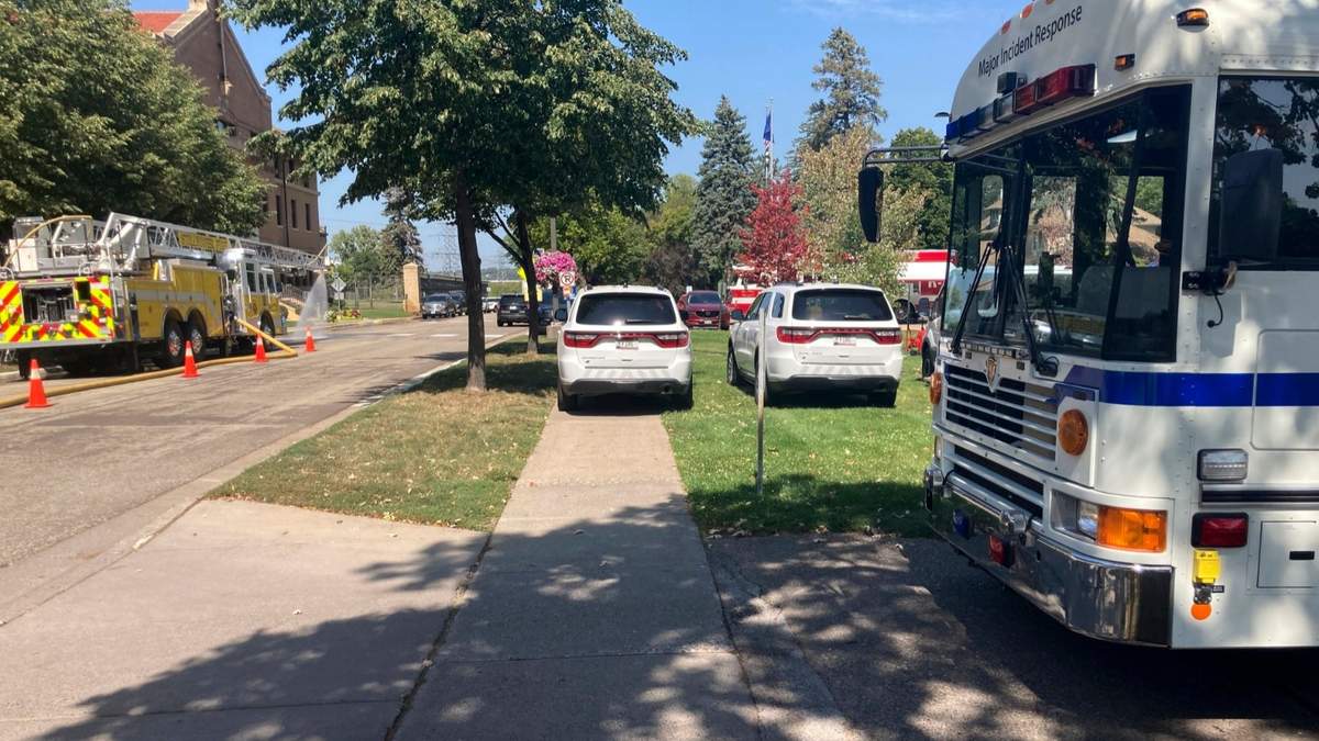 Vehículos de emergencia estacionados afuera de la prisión de Stillwater, en Bayport, Minnesota