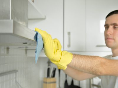 El sencillo truco para despegar la grasa de la campana